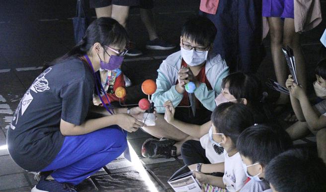 前镇高中学生制作道具，将课堂上所学天文知识传递给社区民眾与国小学生(高雄市教育局提供)