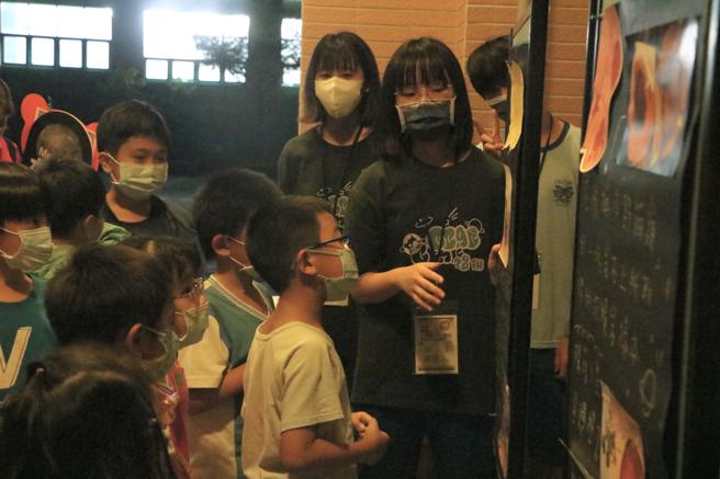 训练学生担任讲师，将课堂上所学天文知识传递给社区民眾与国小学生(高雄市教育局提供)