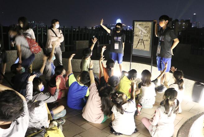 前镇高中办理社区天文观测活动已经有20余年，今年的「火星衝」是比较大且亮，透过望远镜较能观测火星的地表特徵。(高雄市教育局提供) 