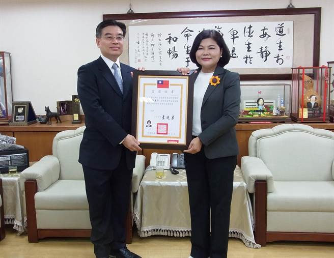 云林县长张丽善（右）接下中选会颁发的当选证书，宣布县府小内阁将微调。（张朝欣摄）