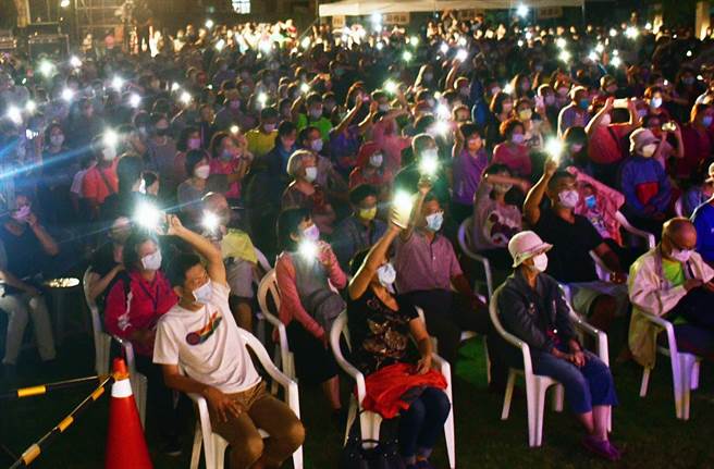 台东县政府文化处举办怀旧老歌演唱会等活动，让银髮族也能融入现代社会，荣获卫福部共老奖。（庄哲权摄）