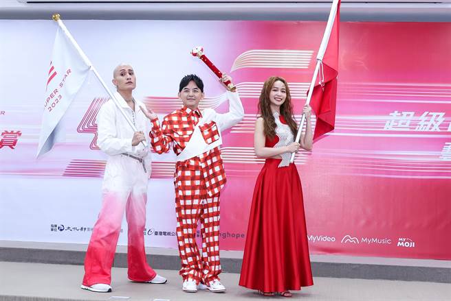 《2023超级巨星红白艺能大赏》由黄宣（左起）、黄子佼、陈明珠共同主持。（陈俊吉摄）