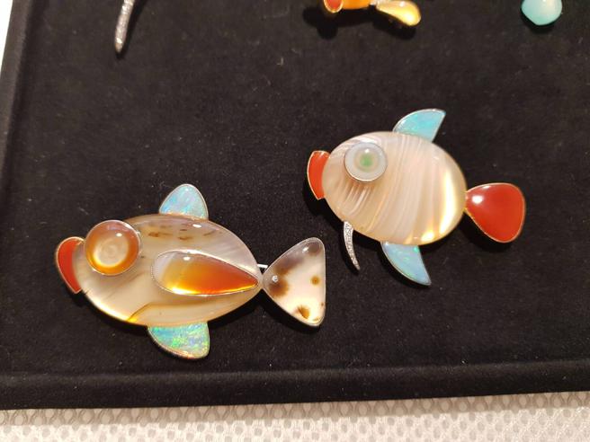 龚遵慈年度珠宝作品「热带鱼」胸针。（陶福媛摄）