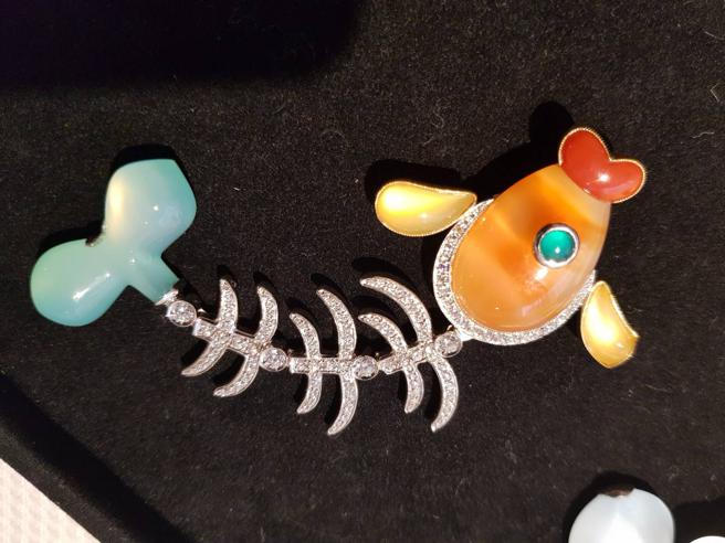 龚遵慈年度珠宝作品「鱼骨头」胸针。（陶福媛摄）