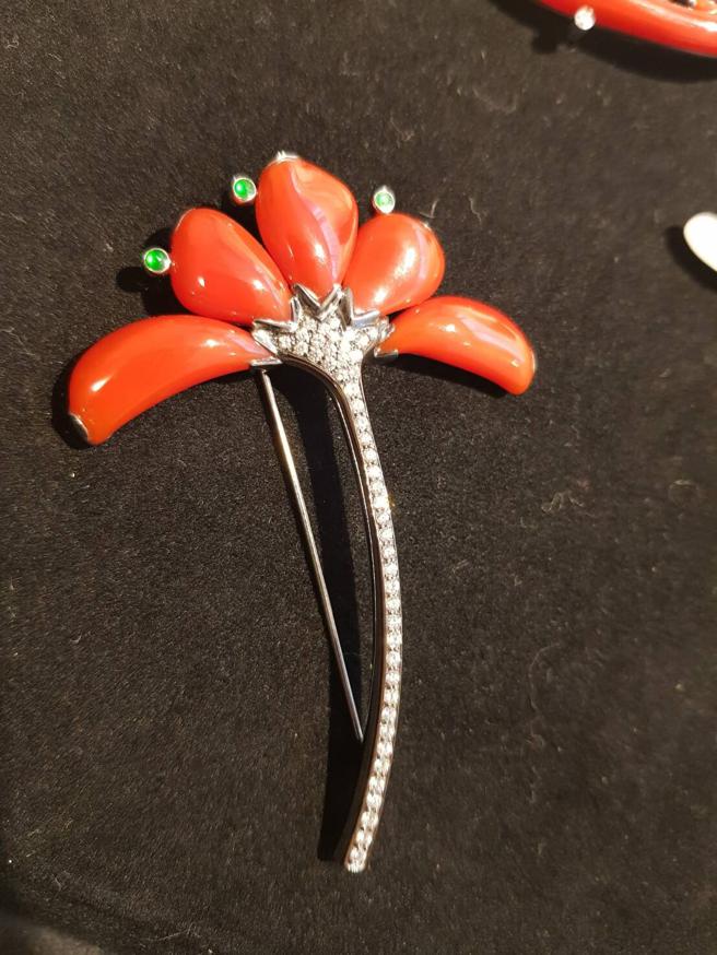 龚遵慈年度珠宝作品「莲花」胸针。（陶福媛摄）