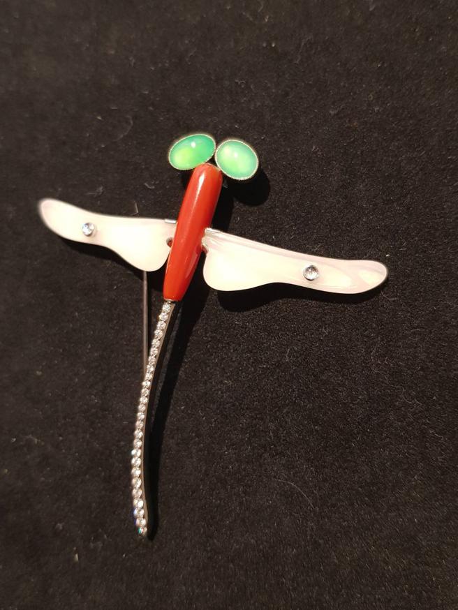 龚遵慈年度珠宝作品「蜻蜓」胸针。（陶福媛摄）