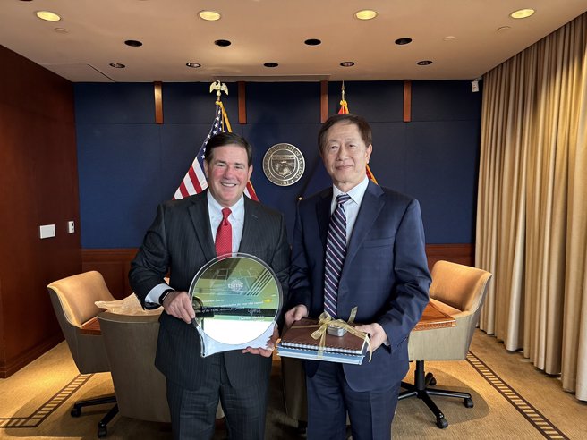 台积电董事长刘德音与亚利桑那州长Doug Ducey会晤。（图／取自Doug Ducey官方推特）