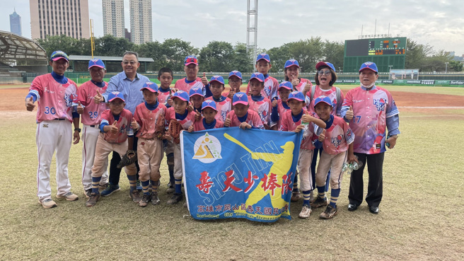 高雄寿天国小拿下第10届徐生明杯冠军。（毛琬婷摄）