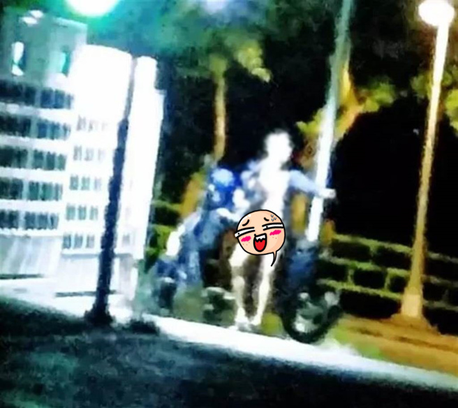 34岁李姓男子4日凌晨0时许，在新北市中和区锦和运动公园内的电动机车换电站全裸自拍。（摘自我是中和人脸书社团）