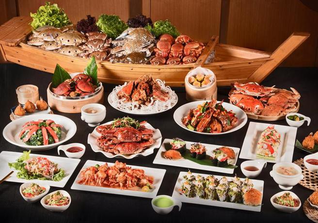 台北六福万怡酒店叙日全日餐厅推出限定6天的「螃蟹自由日」，逾16道螃蟹料理吃到饱，限定身份可享85折。（图／六福旅游集团提供）