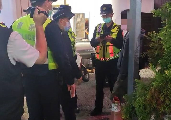 男子在钓虾场打零工，没想警察临检时，见他神色慌张便拦下盘查，一查竟然是通缉犯。（警方提供）