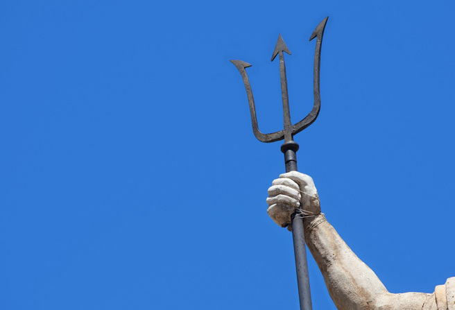 印度男子打架时被三叉戟刺穿脖子，就医后竟对医护人员表示不会痛。(示意图/达志影像)