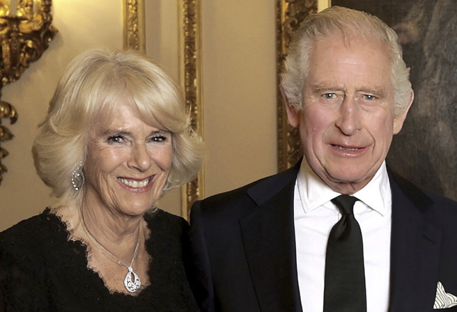 英国国王查尔斯与王后卡蜜拉（左）9月18日在伦敦白金汉宫举行国宴，接待世界领袖和政要名流前合影。（美联社/白金汉宫）