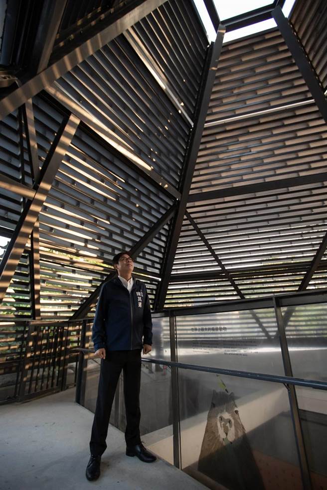 高雄市长陈其迈感受山形屋採光及通风光。（柯宗纬翻摄）