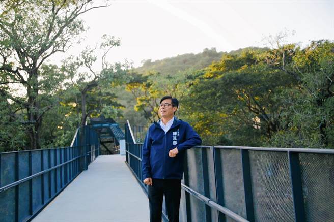 高雄市长陈其迈示范如何拍出空桥神级美照。（柯宗纬翻摄）