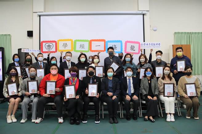 长荣女中与嘉药、南应大以及30家知名企业结盟，推出「学经一条龙」方案。(曹婷婷摄)