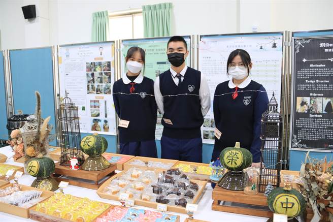 长荣女中餐饮科师生展现手艺。(曹婷婷摄)