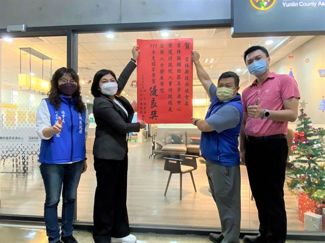 云林县辅具中心获行政院标竿学习优良奖，县长张丽善（左二）贴红榜祝贺。（云林县政府提供／张朝欣云林传真）