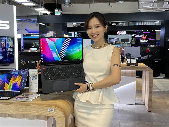 通膨趋缓，主计总处公布11月CPI回落至2.35％，为近9个月新低，图为通路商举办3C商品降价促销活动。(本报资料照)