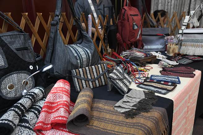 花莲县是原住民县市，各族群独特图腾均富含该族群特色文化，花莲县政府为保留各族文化，将在本月10日至11日在妇幼亲创园区办理原住民族时尚产业发展论坛，邀集艺术家、设计师等，探讨如何将其结合艺术美学，带领花莲走向时尚之都。（花莲县政府提供／罗亦晽花莲传真）