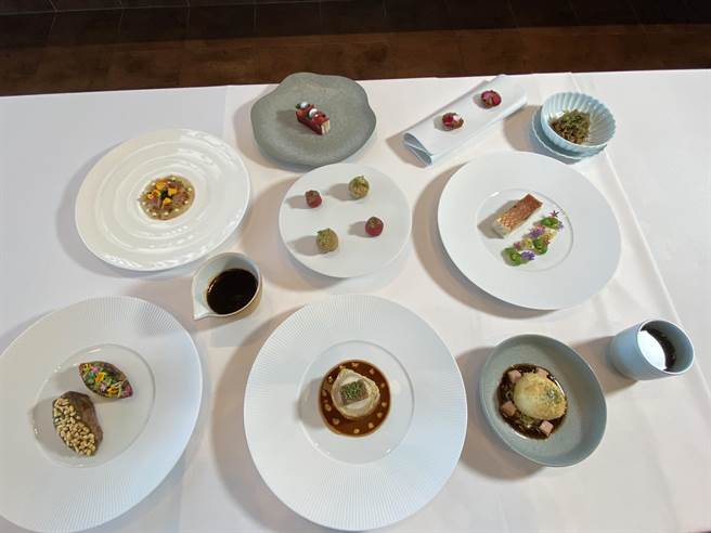 裕元花园酒店映景观餐厅自12月起午间重新开放供餐，首波即推出云林萨索鸡胸、澎湖季节鲜鱼、澳洲炖和牛颊等主餐三选一的午间个人套餐。（冯惠宜摄）