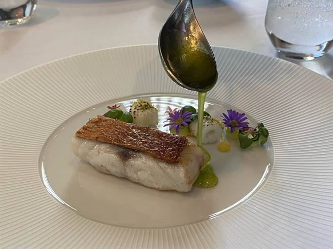 「澎湖季节鲜鱼」使用当日空运的澎湖季节鲜鱼，佐以时萝橄榄油与黄金柚子的特制酱汁，堆迭出清新海味的口感。（冯惠宜摄）