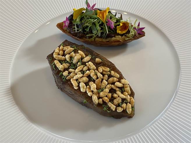 「澳洲炖和牛颊」运用勃根地红酒炖牛肉的作法，长时间文火慢炖，搭配红酒乾葱酱汁，再撒上米香增添整体口感层次。（冯惠宜摄）