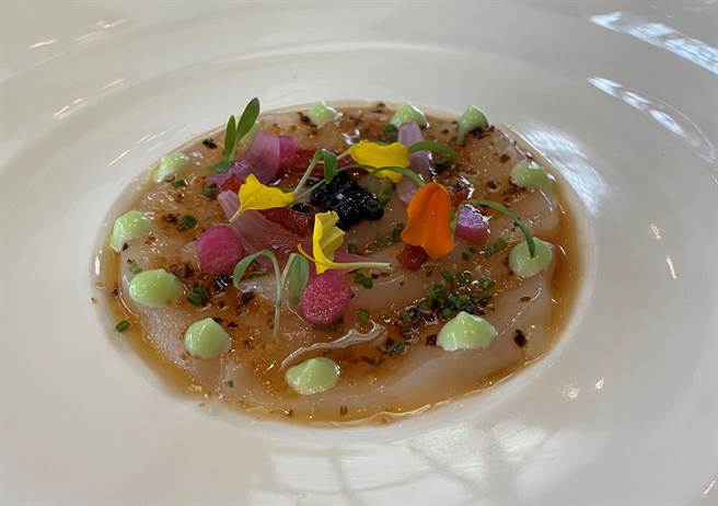 「北海道干贝vs. Osietra鱼子酱」所制作的冷前菜，搭配世界排名第二的Osietra义大利奥斯迦经典鱼子酱，如丝绸般的圆润细致口感，风味浓郁，尾韵持久。（冯惠宜摄）