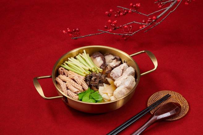 「富锦树台菜香槟」推出的年菜可以吃到台湾经典酒家名菜「鱿鱼螺肉蒜」。(富锦树台菜香槟提供)