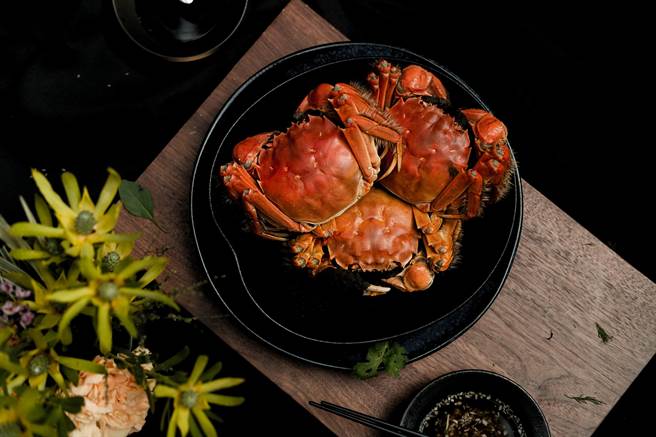「富锦树台菜香槟」季节限定「清蒸麻香大闸蟹」，滋味清甜。(富锦树台菜香槟提供)