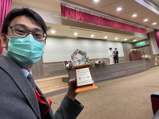 台东马偕重症研究团队合着论文「运用机器学习于加护病房肝硬化重症病人之死亡预测」，荣获「110年内科学志优秀论文奖」原着类第1名。（台东马偕提供／蔡旻妤台东传真）