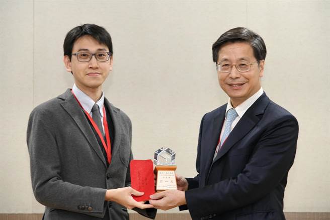 台东马偕重症研究团队合着论文「运用机器学习于加护病房肝硬化重症病人之死亡预测」，荣获「110年内科学志优秀论文奖」原着类第1名。（台东马偕提供／蔡旻妤台东传真）