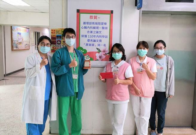台东马偕重症研究团队合着论文「运用机器学习于加护病房肝硬化重症病人之死亡预测」，荣获「110年内科学志优秀论文奖」原着类第1名。（台东马偕提供／蔡旻妤台东传真）