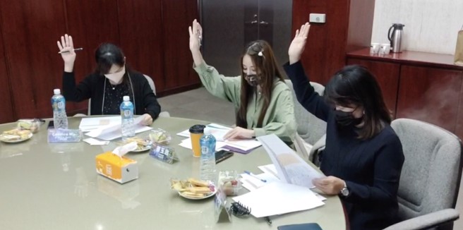 TY Star网红奖总决审现场，评审逐一讨论、表决得奖网红，图右起李雯菁、蔡玉治、吴晓芳。（图／太阳星网路科技公司提供）