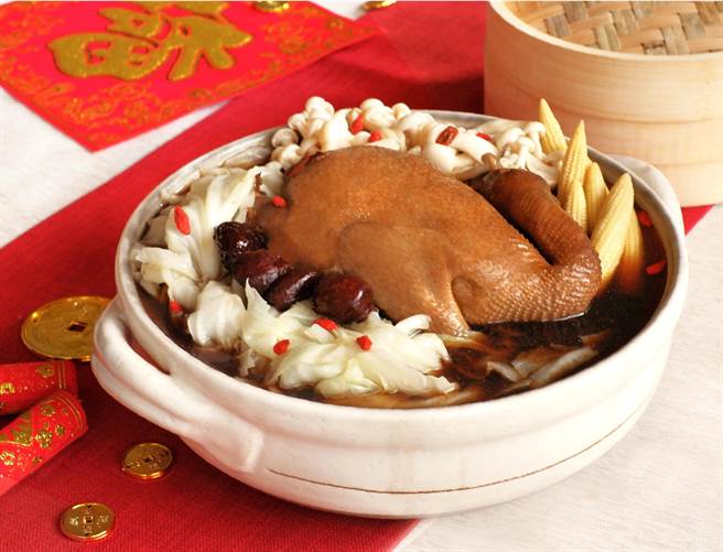 「福兔迎祥年菜組」8道年菜，可品嚐到經典商品「靈芝首烏雞湯」。(雙月食品社提供)