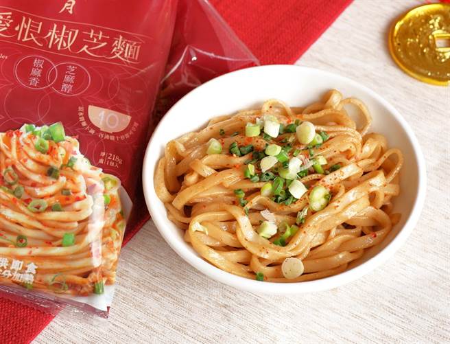 「雙月愛恨椒芝麵」，不用5分鐘即可輕鬆享用美味餐點，是品牌熱銷夯品。(雙月食品社提供)