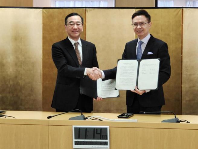 （貿協董事長黃志芳與JETRO理事長佐佐木伸彥洽簽合作備忘錄。圖／貿協提供）
