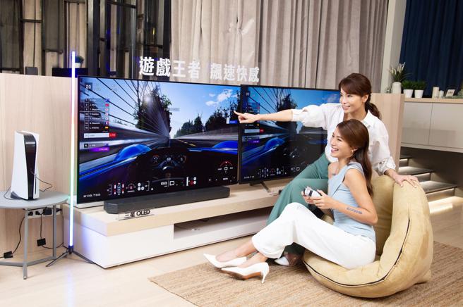 三星全新的OLED电视搭载业界首创超宽电竞萤幕比功能，可调整为21:9或32:9画面比例，更能快速唤出Game Bar游戏工具列。（三星提供）