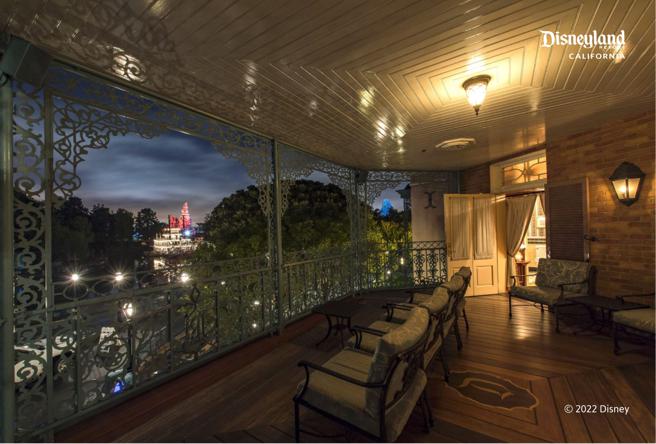 晚宴结束后再到全乐园最佳烟火观赏地点「21 Royal」露臺欣赏精彩表演。（雄狮旅游提供）