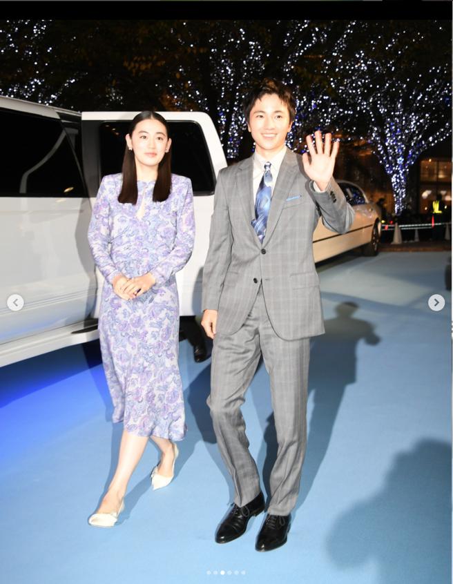 《First Love初戀》日本發表時，八木莉可子（左）穿Isabel Marant紫色蕾絲洋裝， 木戶大聖則穿Paul Smith格紋西裝配印花領帶，兩人相當登對。（翻攝日本Netflix IG）