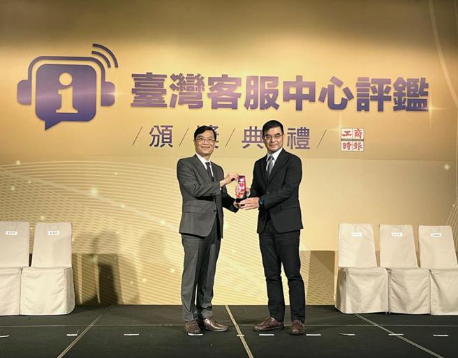 （工商时报《臺湾客服中心评鑑》成绩揭晓，远传电信荣获「连锁电信通路金奖」殊荣，远传电信资深副总经理杜伟昱（右）代表领奖。图／远传电信提供）