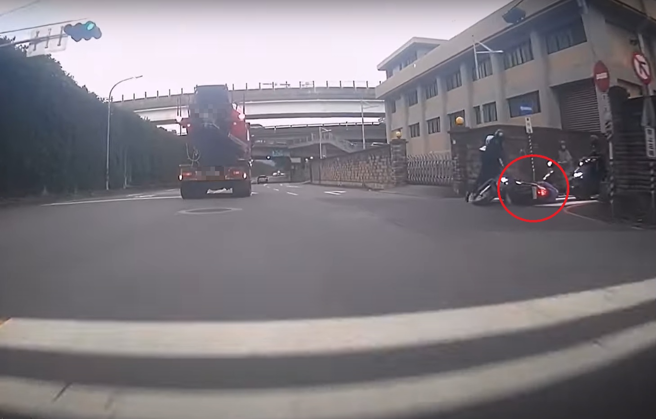 1名妇人骑机车行经新庄环汉路二段上，见前方路口要疑似要闯红灯的双载机车，她煞车不及撞了上去，网友看完影片后称奇「阿婆救了他们」。（翻摄自YouTube频道「WoWtchout - 地图型行车影像分享平台」）
