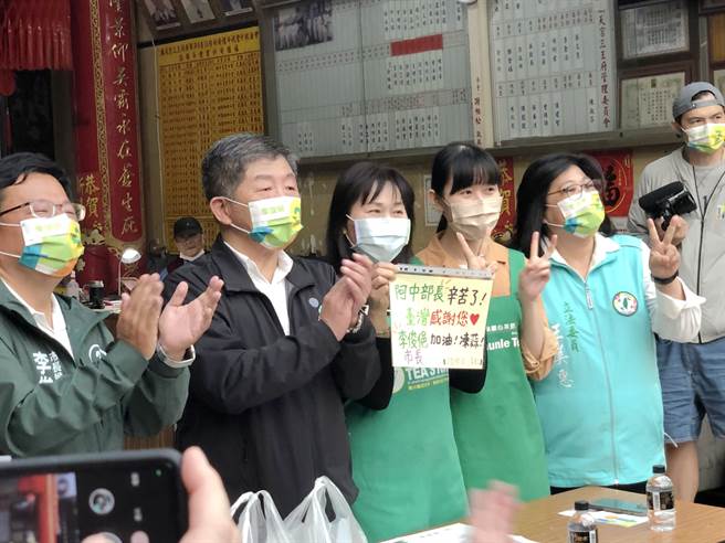 前卫福部长陈时中今到嘉义市为民进党嘉义市长候选人李俊俋辅选，所到之处受到支持者热情欢迎。( 吕妍庭摄）
