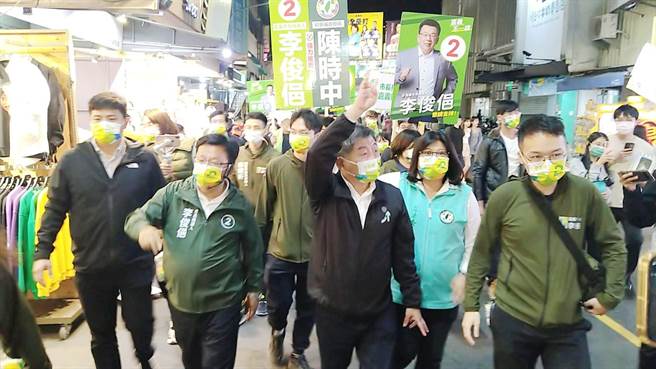 陈时中下午先到镇天宫三王府庙口，陪李俊俋开讲，晚间再到文化路夜市扫街、吃鸡肉饭。( 吕妍庭摄）