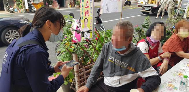 员警询问许翁时，却都得到满是济公的答覆，一度令员警相当苦恼。（翻摄照片／崔正纲高雄传真）