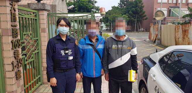 所幸员警发现许翁上衣绣有连络电话，顺利与其儿子连繫，并开车载许翁返家。（翻摄照片／崔正纲高雄传真）