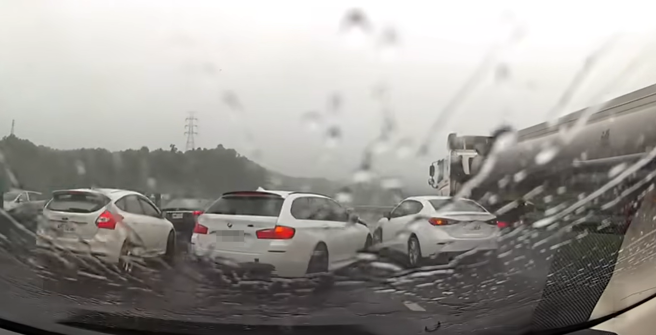 一辆车反应不及朝中线撞，把另辆车撞到外车道，擦撞油罐车，后方一名驾驶全程目击，虽及时剎车，竟也遭后方一辆货车撞上，车尾变形全烂。（翻摄自YouTube频道「WoWtchout - 地图型行车影像分享平台」）