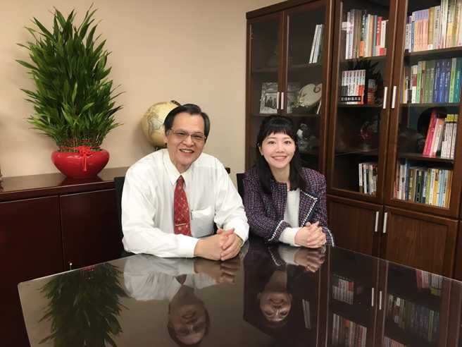 今晚高嘉瑜在脸书上PO出与陈明通的合影照片表示，「高嘉瑜对师恩没有或忘，在此公开致歉」。（取自高嘉瑜脸书）