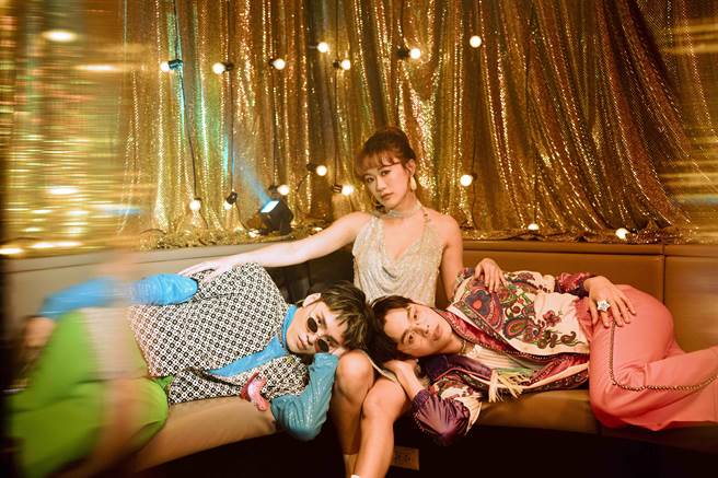 展荣展瑞在ＭＶ中躺在芮德大腿上。（华纳音乐提供）