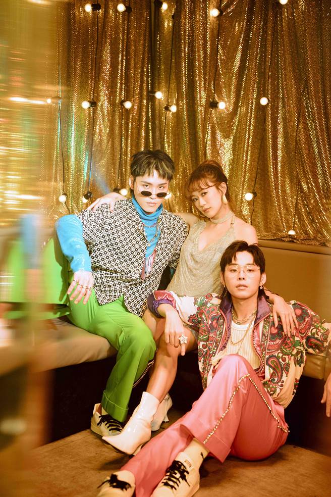 展荣展瑞和芮德重新诠释〈鲁冰花〉。（华纳音乐提供）